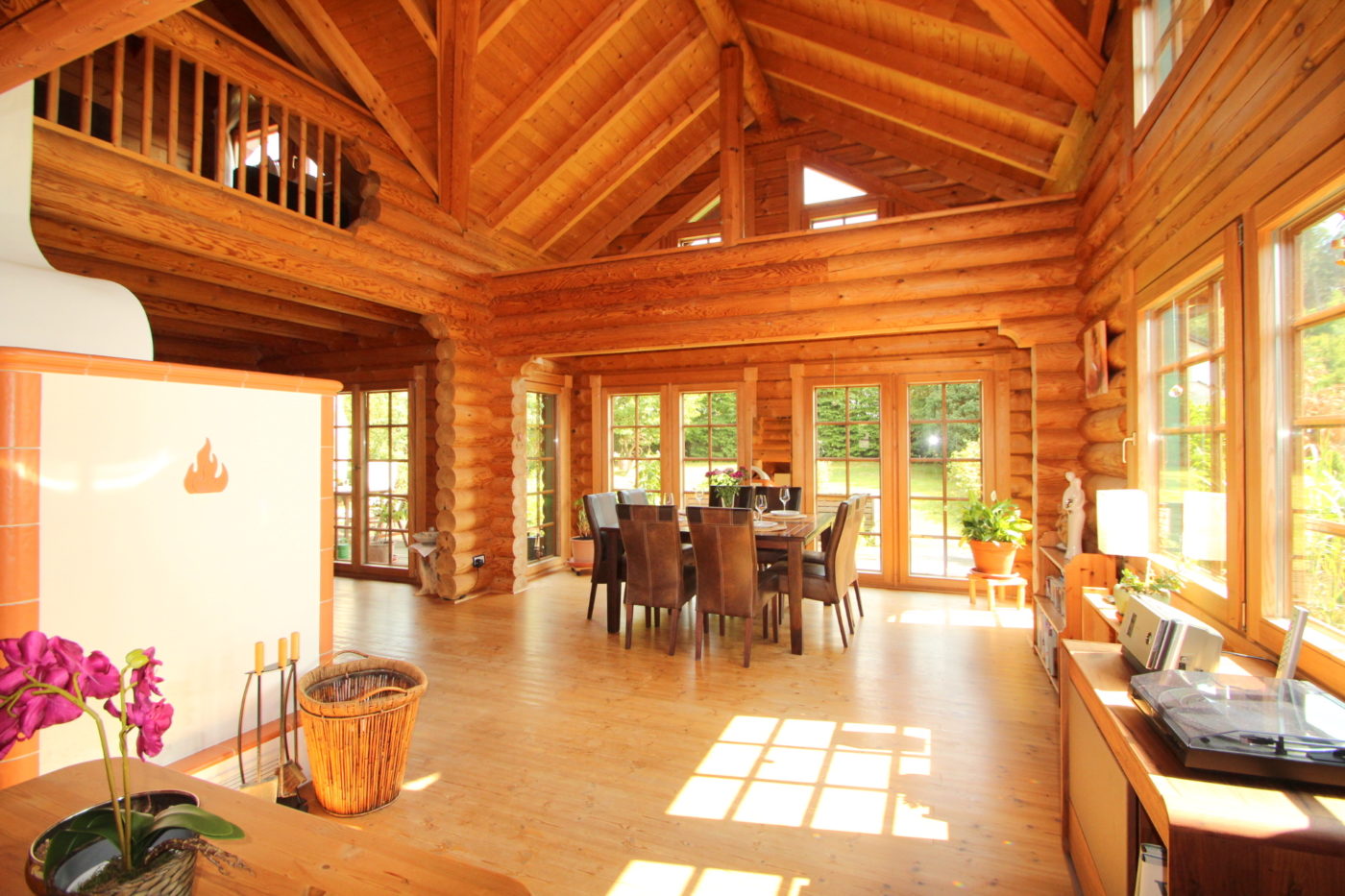Wohnzimmer in einem Holzhaus am Möhnesee. Verkauft über Blickfang Immobilien und Homestaging in Soest